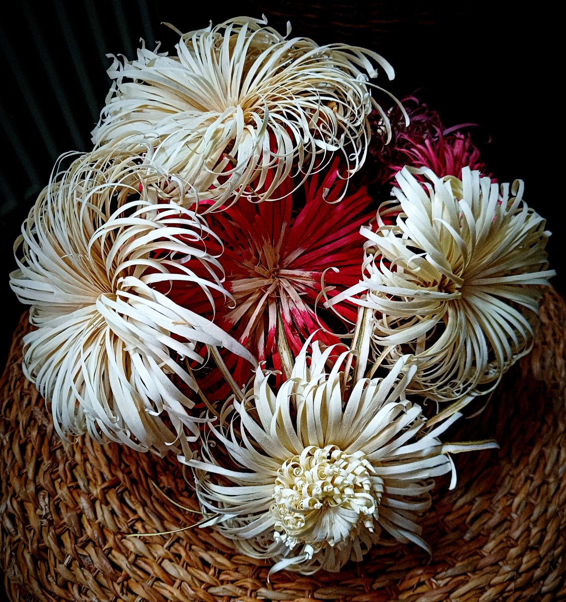 MrMarkFairhurst's tweet photo. #NotAi
#heritagecrafts
#OffTheKnee
#handmadeflowers https://t.co/BWU5YqsaNC