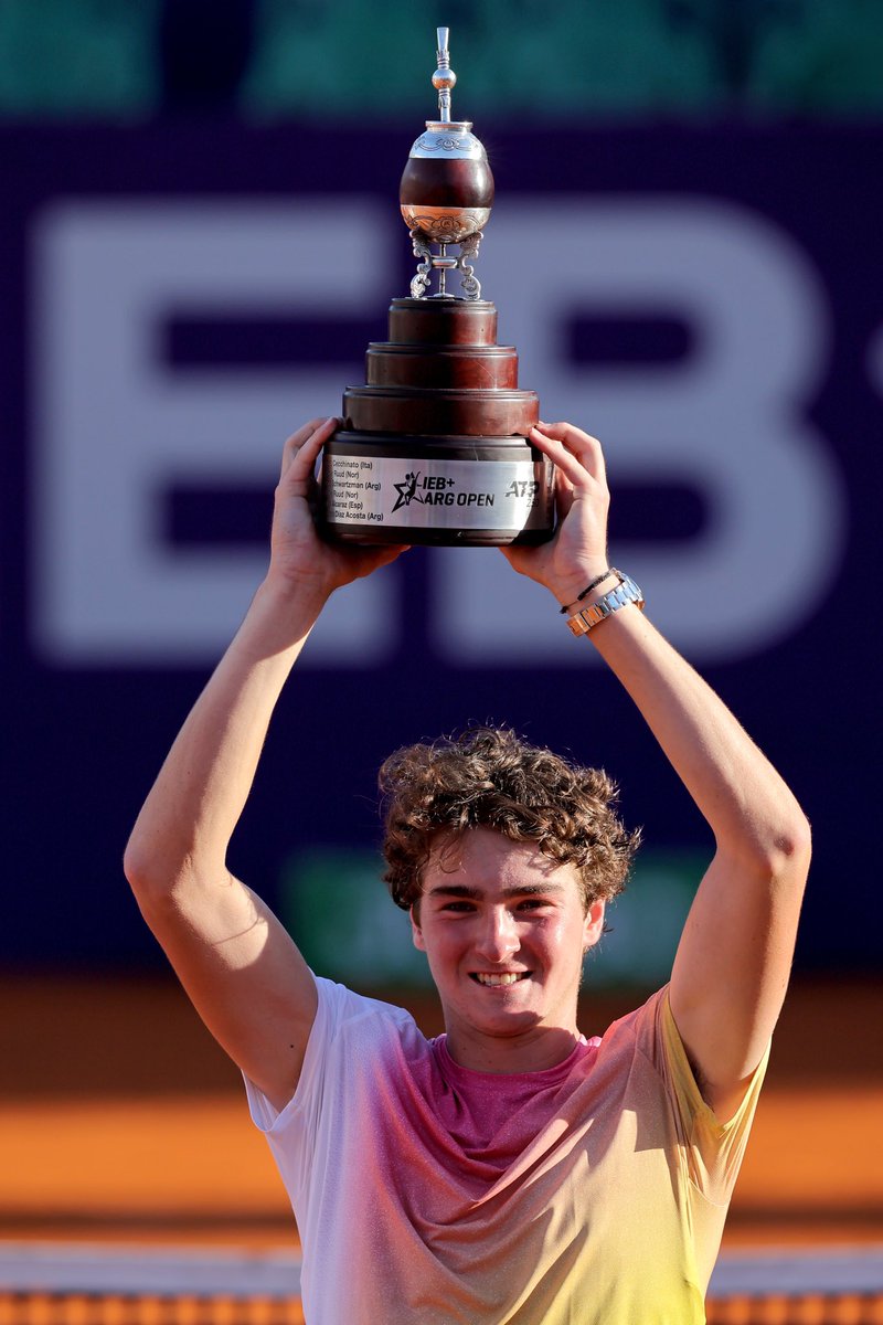 iebmasargopen's tweet image. ¡UN BRASILEÑO QUE TOMA MATE! 🧉🇧🇷
Joao Fonseca 🇧🇷 se quedó con el IEB+ Argentina Open 2025 🏆
📸 @Robycomby | IEB+ Argentina Open