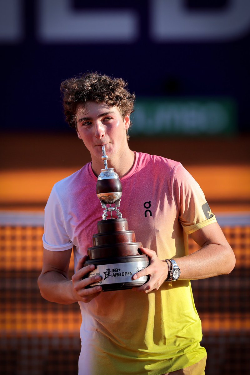 iebmasargopen's tweet image. ¡UN BRASILEÑO QUE TOMA MATE! 🧉🇧🇷
Joao Fonseca 🇧🇷 se quedó con el IEB+ Argentina Open 2025 🏆
📸 @Robycomby | IEB+ Argentina Open