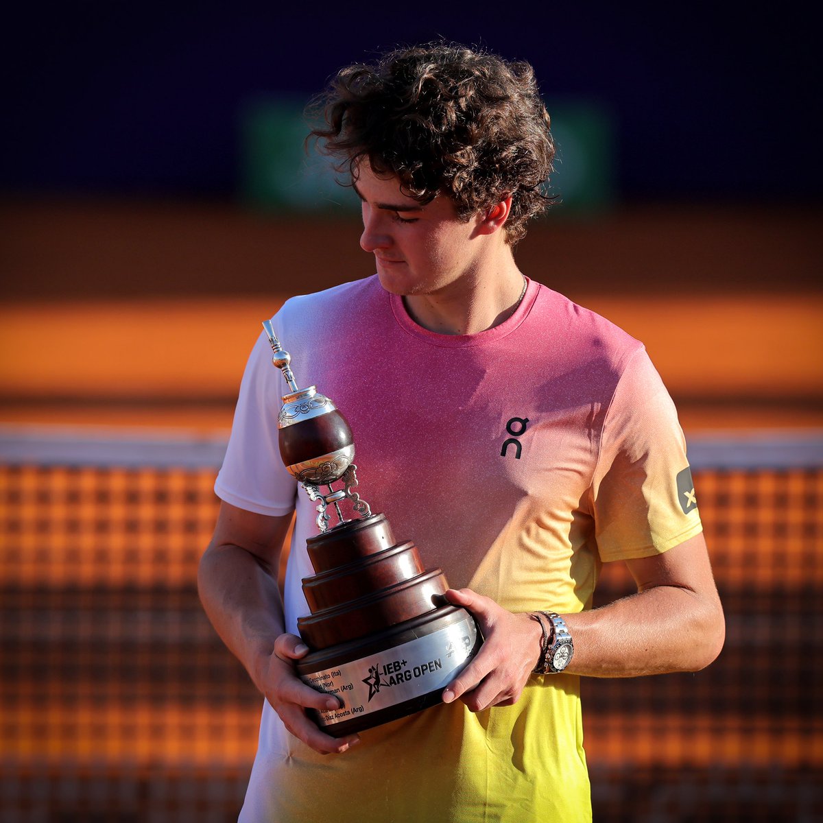 iebmasargopen's tweet image. ¡UN BRASILEÑO QUE TOMA MATE! 🧉🇧🇷
Joao Fonseca 🇧🇷 se quedó con el IEB+ Argentina Open 2025 🏆
📸 @Robycomby | IEB+ Argentina Open