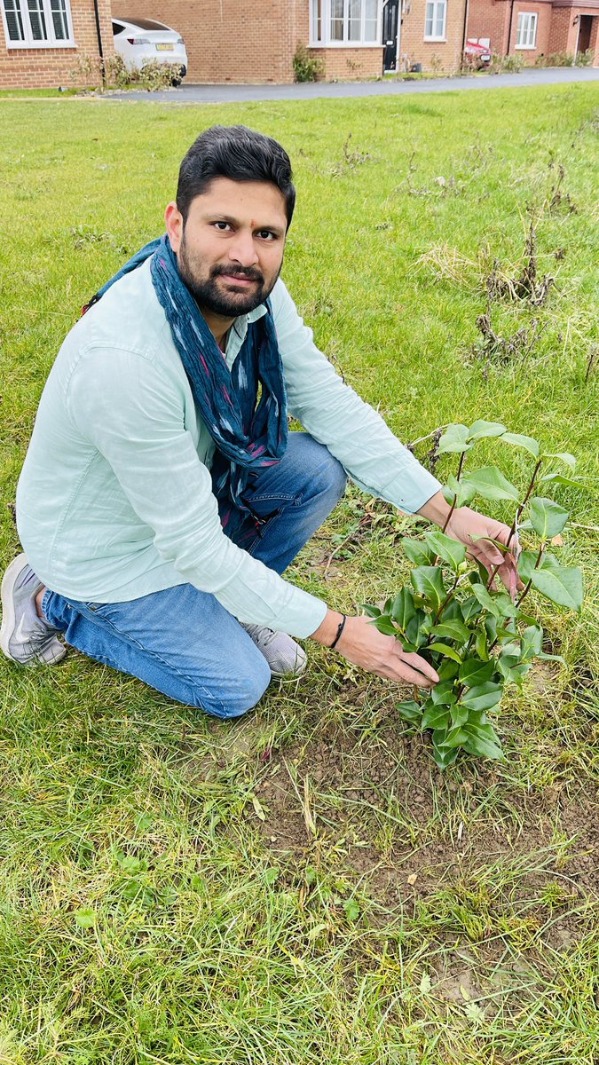 GSR_BRS's tweet photo. #London  #KCR #KTR #Santhanna
#Vrukshaarchana
#HarithaHaaram #GreenIndiaChallenge 🌱
#Feb17th #HappyBirthdayKCR

తెలంగాణ ప్రదాత, తెలంగాణ తొలి ముఖ్యమంత్రివర్యులు, బీఆర్ఎస్ పార్టీ జాతీయ అధ్యక్షులు కేసీఆర్ గారి జన్మదిన శుభసందర్భాన్ని పురస్కరించుకుని మాజీ మంత్రి, బీఆర్ఎస్ పార్టీ వర్కింగ్ ప్రెసిడెంట్ కేటీఆర్ గారి మరియు పార్టీ జనరల్ సెక్రటరీ, మాజీ ఎంపీ సంతోష్ కుమార్‌ గారి పిలుపు మేరకు గ్రీన్ ఇండియా ఛాలెంజ్ చేపట్టిన వృక్షార్చనలో పాల్గొని లండన్ లో మొక్కని నాటి కెసిఆర్ గారి జన్మదినం సందర్భంగా వారికి శుభాకాంక్షలు తెలియజేయడం జరిగింది.  💐💐

మన బీఆర్ఎస్ పార్టీ అధినేత, తెలంగాణ తొలి ముఖ్యమంత్రివర్యులు శ్రీ కల్వకుంట్ల చంద్రశేఖర్ రావు గారికి హృదయపూర్వక జన్మదిన శుభాకాంక్షలు 💐💐

@KCRBRSPresident 

@KTRBRS 
@SantoshKumarBRS 

#HappyBirthdayKCR