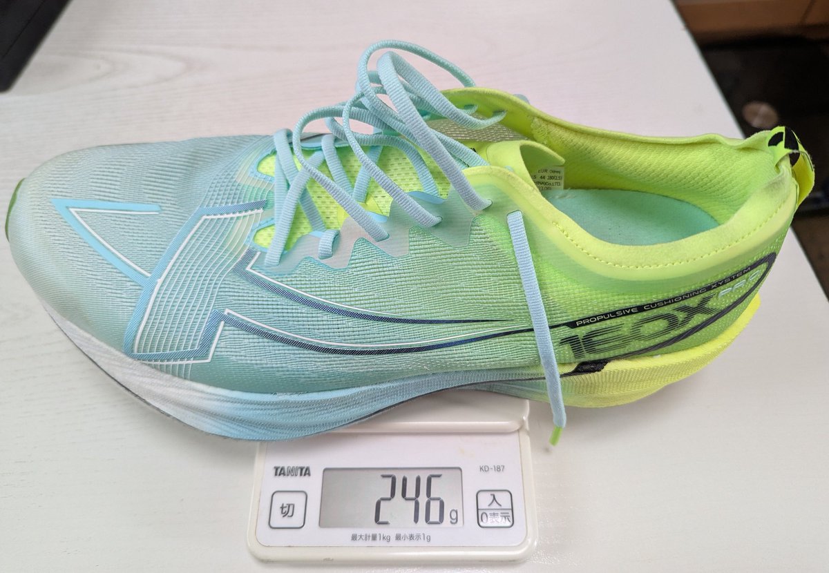 sakura100run's tweet image. 初めて履いたBMAIのシューズですが、リーニン出身の方が創業したランニング専門メーカーとのこと。
派手なデザインで、昨日の駒沢公園で目立ってしまっていたかも😅
XTEPよりも少し柔らかい。

中華シューズは試し履きが出来ないのでサイズ選びに困りますが、今のところ問題ありません。

#BMAI
#XTEP