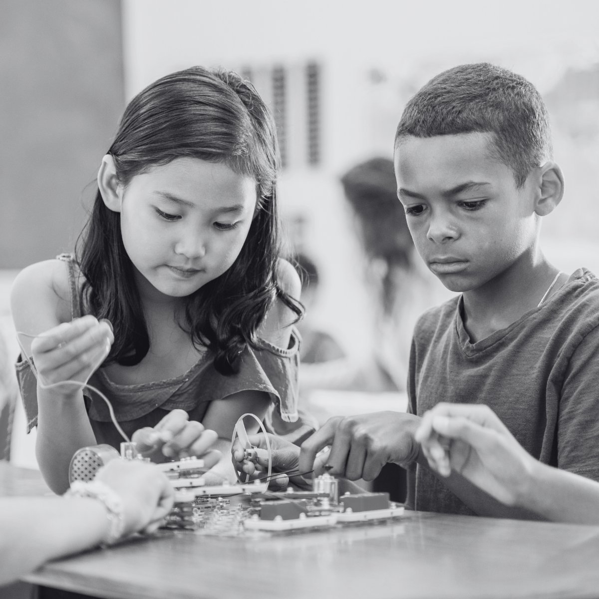 DocConner13's tweet image. Kai Frazier on VFE: "I try to help students understand that differences are not 'weird'—they're just different, and that’s something to be appreciated.” Kai is fostering a culture of curiosity and acceptance. Listen now bit.ly/3CJVvWW #FutureOfEducation