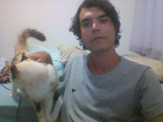 morozeskv's tweet photo. esta é minha companheira de quatro patas. não sei quando ela nasceu, mas já está comigo há 10 anos! além de ser a modelo protagonista da capa do meu álbum!

te amo, Mia!

(ps.: a foto é antiga, não cortei meu cabelo!) https://t.co/J4Novi4afA