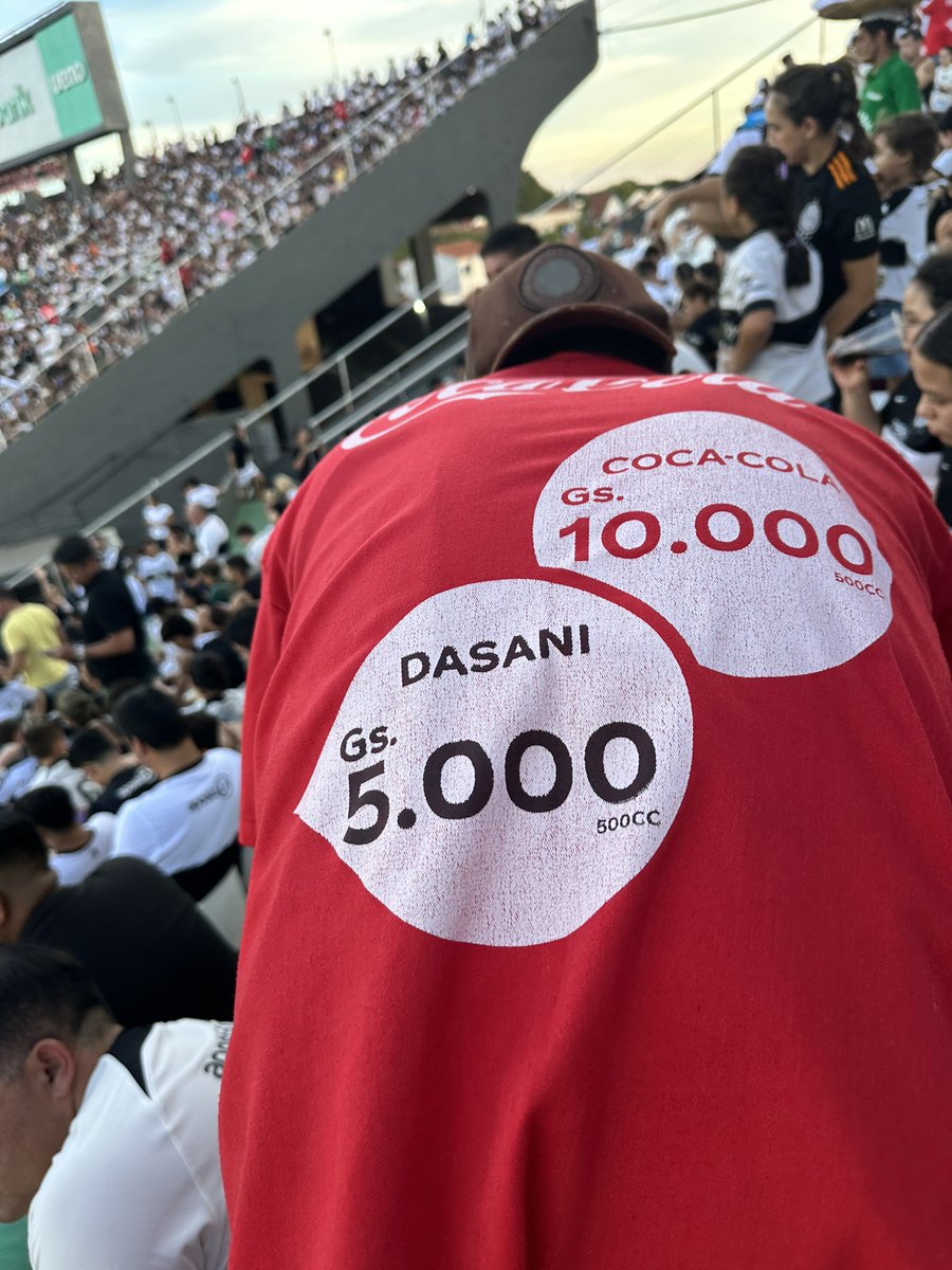pedrilop's tweet photo. @CocaCola_Py 
@sedecopy 
Una falsa publicidad! A Gs. 10.000 cada vaso de agua en la cancha! Una vergüenza!! https://t.co/23DJxOayVY
