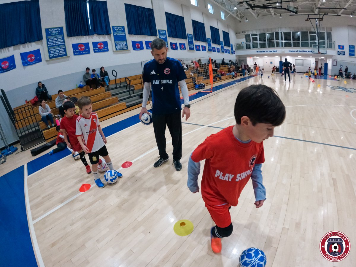tocajuniorsfc's tweet photo. ⚽❄️ MINIS soccer program!

◼️ With adverse weather outside, the kids happily showed up, and once again, we had a full house this Saturday!
📍 Bethesda area, Maryland

🔵🔴 #WeAreToca #TOCA #tocajuniors #PLAYsimple #littlekickers #soccerforkids #boys #girls #soccerforgirls #soccerforboys #YouthSoccer #indoorsoccer #WinterSoccer #YearRoundGame #TrainWithPassion