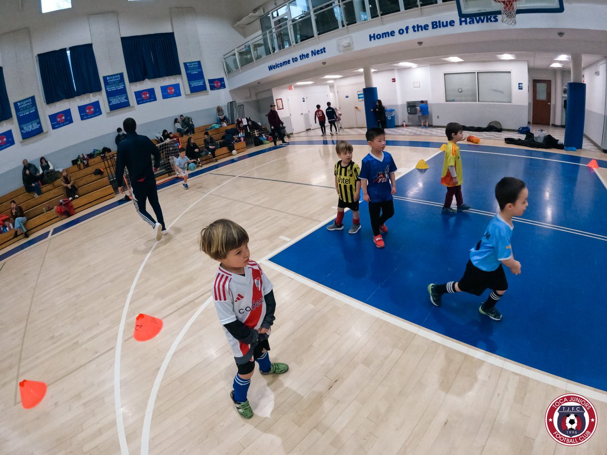 tocajuniorsfc's tweet photo. ⚽❄️ MINIS soccer program!

◼️ With adverse weather outside, the kids happily showed up, and once again, we had a full house this Saturday!
📍 Bethesda area, Maryland

🔵🔴 #WeAreToca #TOCA #tocajuniors #PLAYsimple #littlekickers #soccerforkids #boys #girls #soccerforgirls #soccerforboys #YouthSoccer #indoorsoccer #WinterSoccer #YearRoundGame #TrainWithPassion