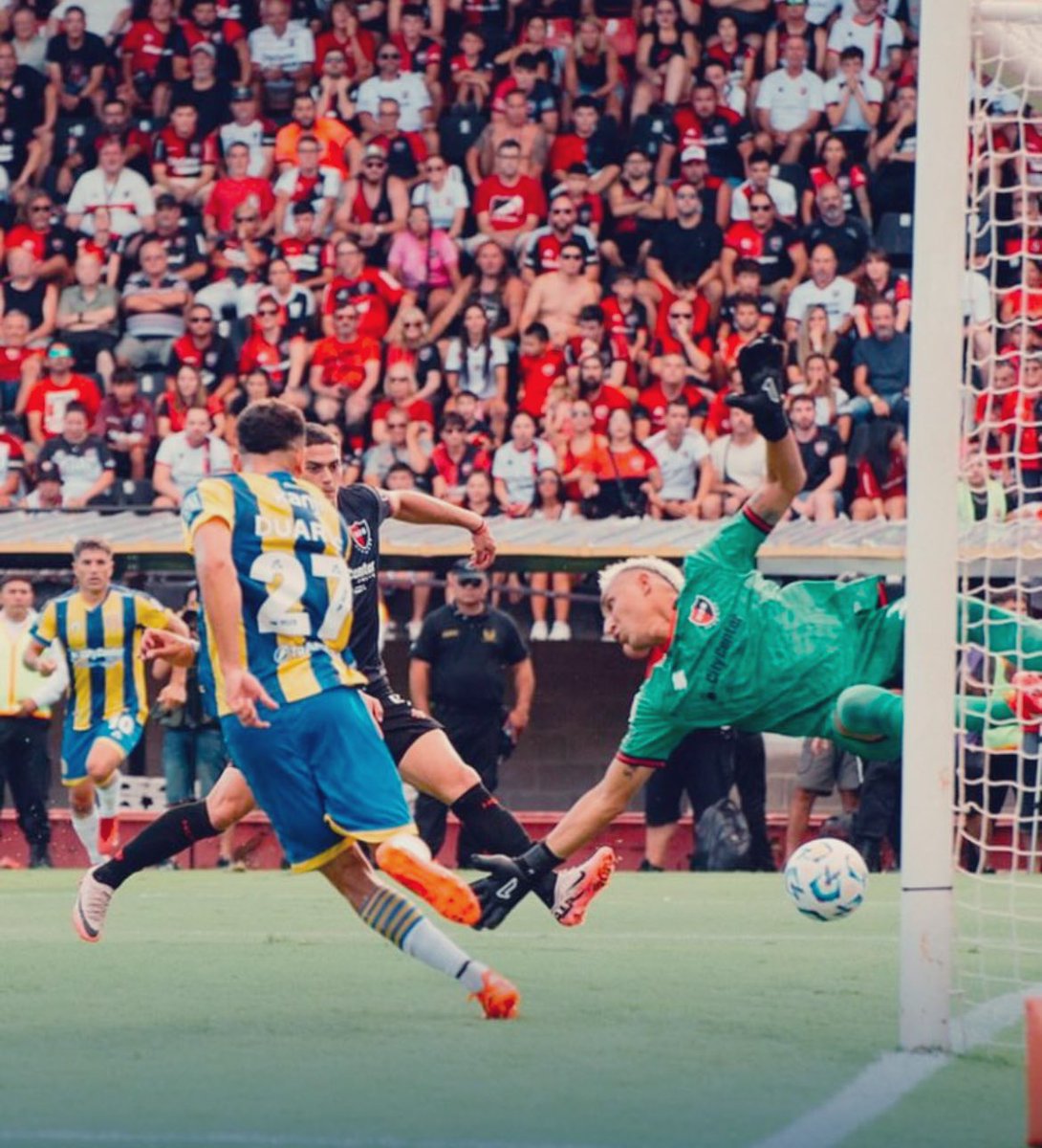 polaok11's tweet photo. Bienvenido Keylor Navas a tu primer clásico Rosarino .

Te saluda tu Papá , ROSARIO CENTRAL 🇺🇦 https://t.co/wKIigXfGiu