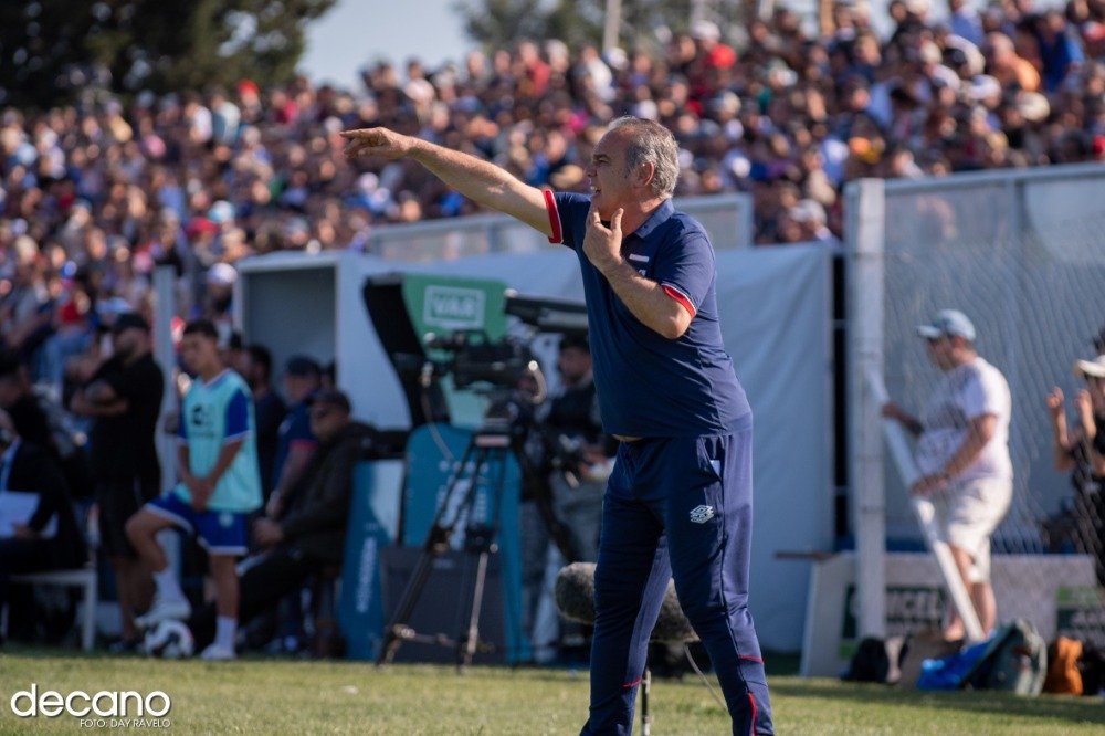 Martín Lasarte en canchas chicas por el Uruguayo (en este ciclo)

9 partidos: 7 PG | 2 PE | 0 PP ✅

Mayores victorias:
👉 6 - 0 vs Cerro Largo en Ubilla
👉 6 - 0 vs Danubio en Jardines
👉 6 - 0 vs Fénix en Capurro

ℹ️ vía Atilio Software