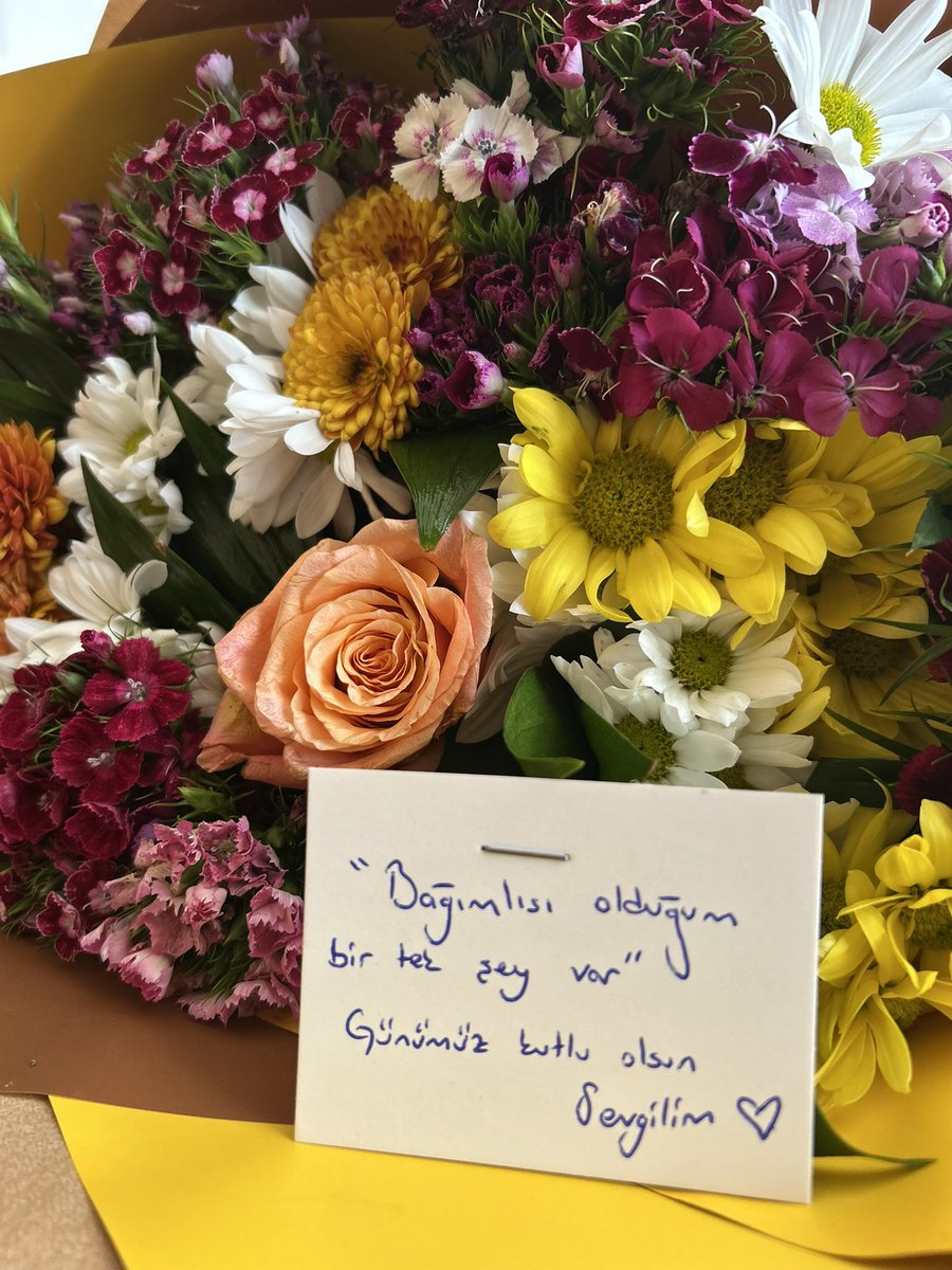 Çiçek gönderirken bile laf sokan aslan burcu sorunsalı..