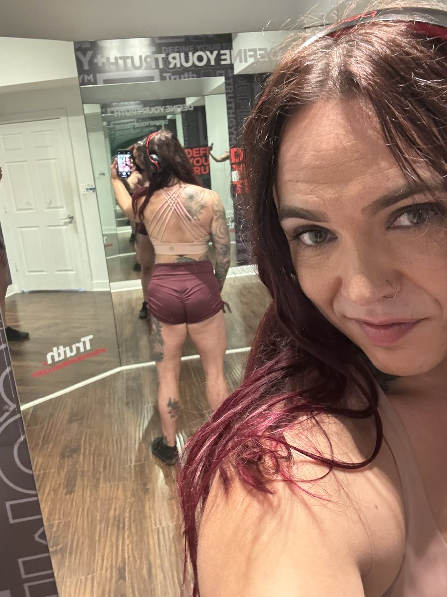 Smith_Machine_'s tweet image. Eyes up here… or not 😏🍑

These glutes aren’t building themselves — subscribe to my OF to help me grow them… and see the results up close 😘💋 #ValentinesDay #FemaleMuscle #MuscleMommy #GymGirl #ThickThighs #glutesworkout