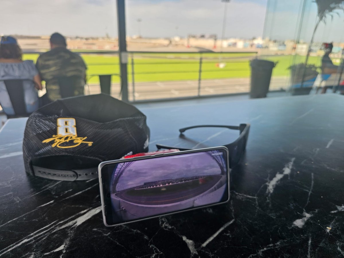 kevinsotee's tweet photo. Saludos @elpatogalindo @jccasco #nascarxfox desde el kartodromo san luis sin perder la Daytona 500 https://t.co/N6hT2JFQTB