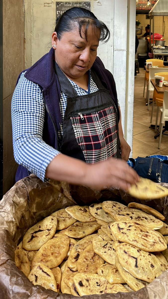 sotelo888's tweet photo. Los tlacoyitos del mercado de Texcoco; de alberjón, chicharrón, frijol y requesón. 

Una delicia !!!!

#Texcoco #tlacoyos @TexcocoOficial https://t.co/cvSjntwlYT