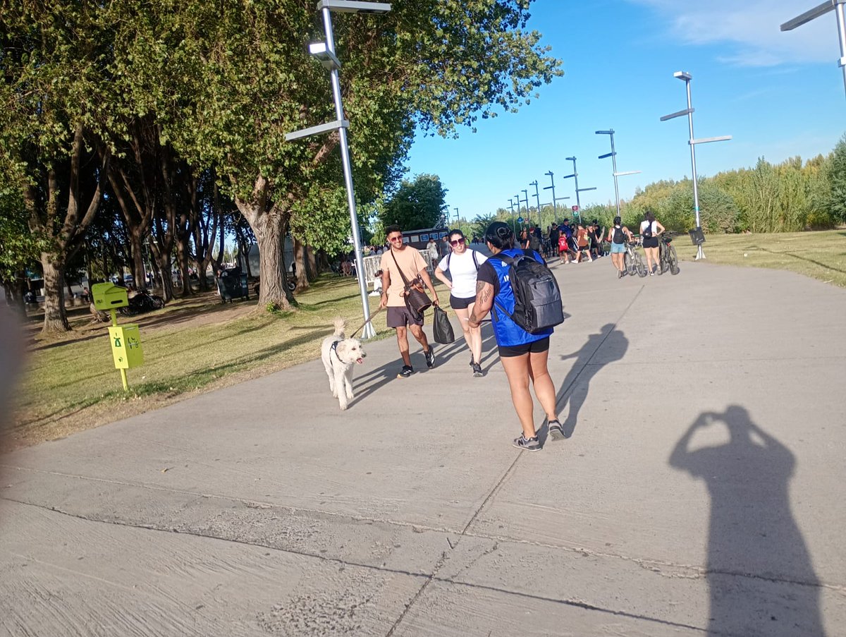 andreaferraciol's tweet image. #Domingo 
Los vecinos disfrutaron de nuestros balnearios. 🏖️ Continuamos con la difusión concientización y prevención para el cuidado responsable , el bienestar animal y el buen uso del espacio Público 🐾 
#educación  #CuidadoResponsable #BienestarAnimal #Isla132 @GiovanettL