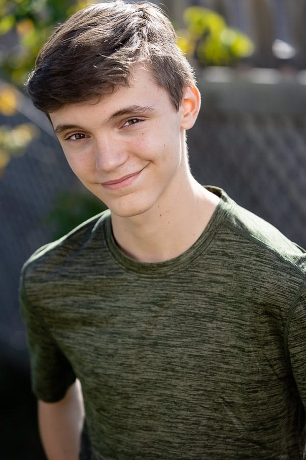 Les gars, c'est génial, l'acteur principal de Vampire Humaniste m'a contacté pour me dire qu'il avait suivi ma chaine depuis ses 13 ans et que j'avais participé à son éducation cinématographique !😍🥰

Le genre de truc qui te dis que tu as fait les bons choix dans ta vie😊