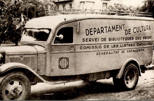 50.000 volums en unes 200 biblioteques viatgeres va assolir el Servei de Biblioteques del Front creat a instàncies del conseller Antoni M. Sbert el 17 de febrer de 1937.
Maria F. Espanyol, Rosa Granés, Concepció de Balanzó, Aurora Diaz-Plaja..., les bibliotecàries del Front.