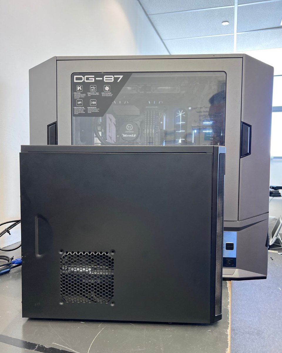 Geeks_Tweet's tweet image. Check out the size of this giant PC! Our offsite technician Barnaby recently tackled a data recovery challenge on a bulky PC with two GPUs and a faulty PCI-e slot. Mission successful! Awesome job Barnaby! 👍🪛

#BehindTheScenes #WeFixYourTech #PCRepair #DataRecovery