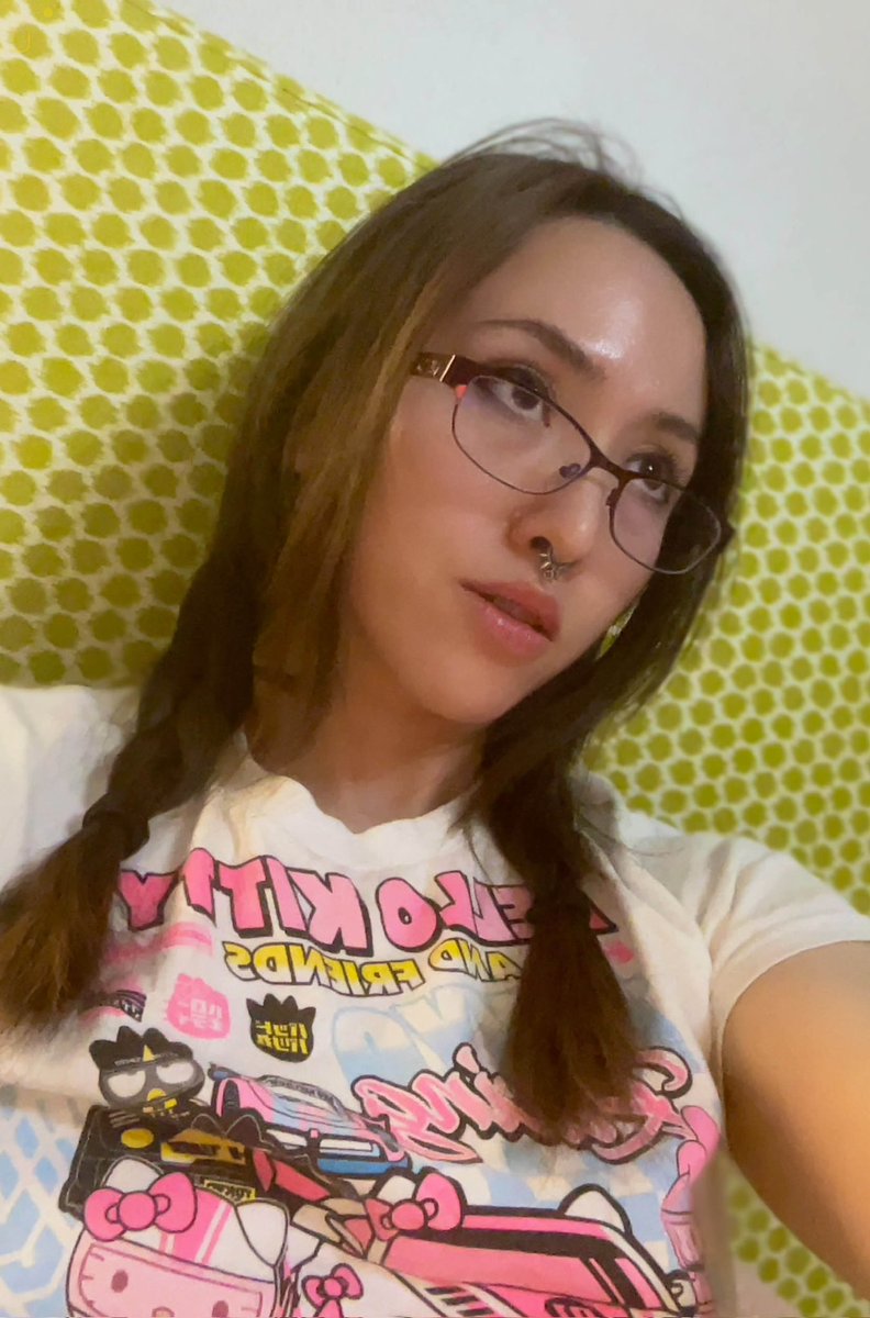 sweetlychii's tweet image. Got some new glasses recently they’re quite kawaii :3