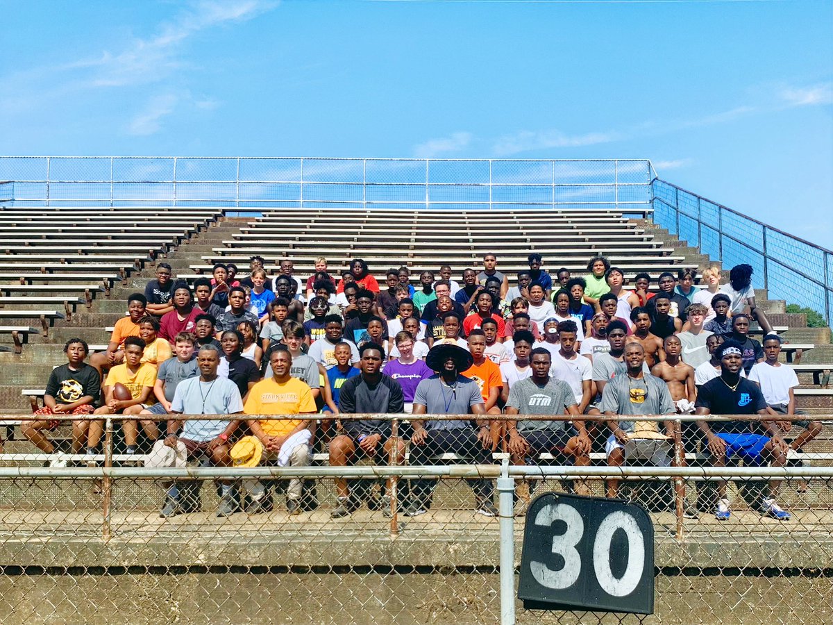 AEdwards2Tru4's tweet image. Give me a ball, some kids with the desire to be great and some green turf… That’s All! #TeachTheGame🏈
#StarkvilleYellowjackets