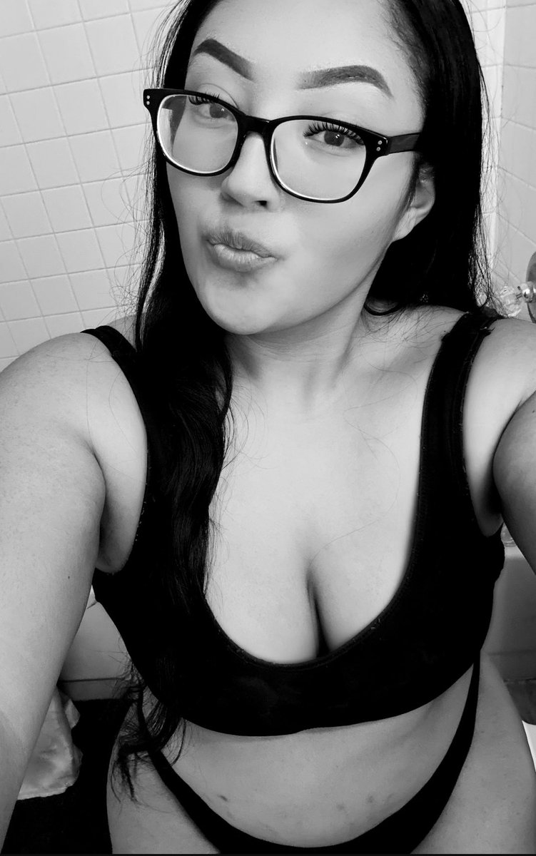 lizzybeth_44's tweet photo. b &amp; w >> 🥰
#selflove #ValentinesDay https://t.co/brRRRYbrrS
