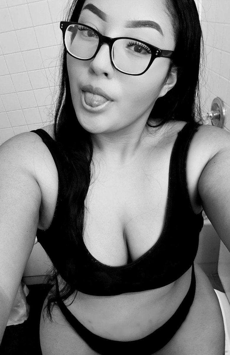 lizzybeth_44's tweet photo. b &amp; w >> 🥰
#selflove #ValentinesDay https://t.co/brRRRYbrrS