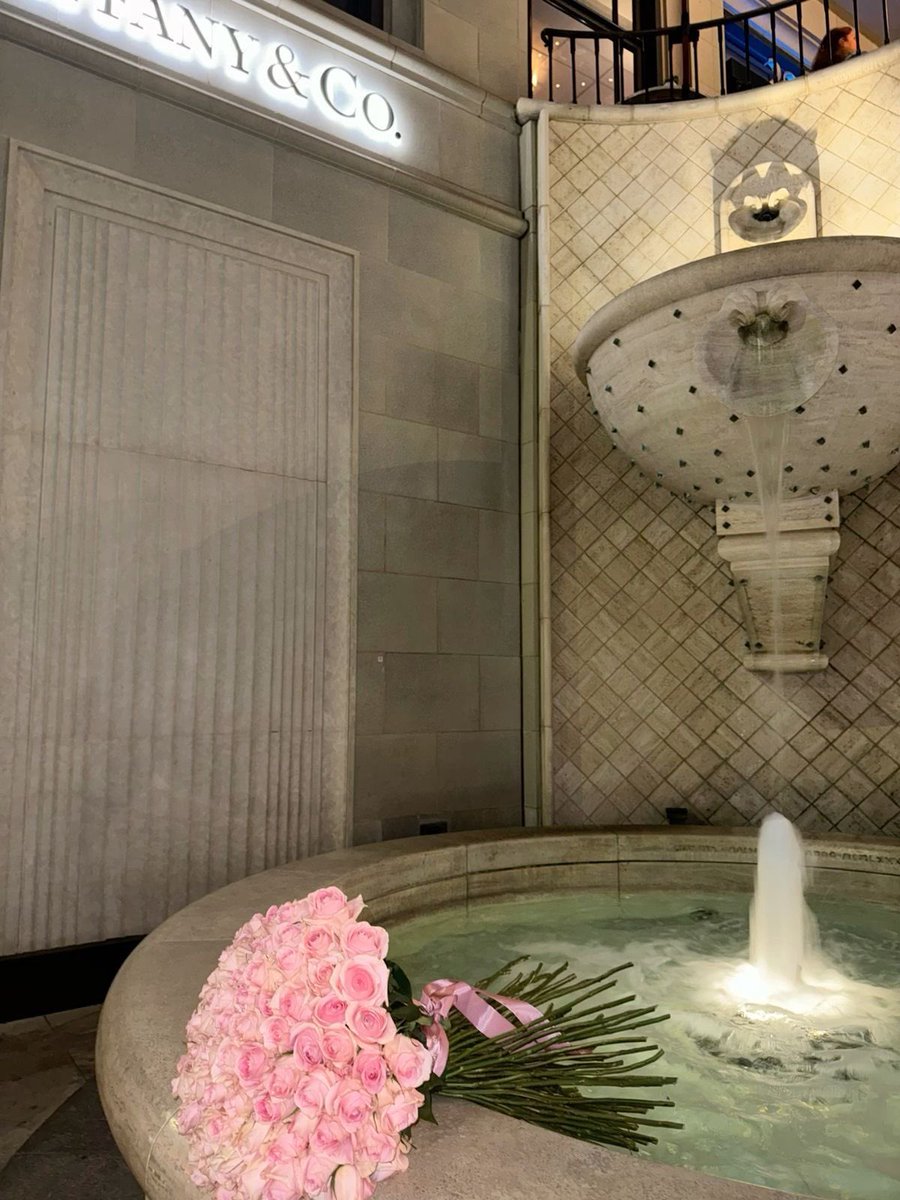 i3Moment's tweet photo. Pink roses https://t.co/JmEoSqekB8