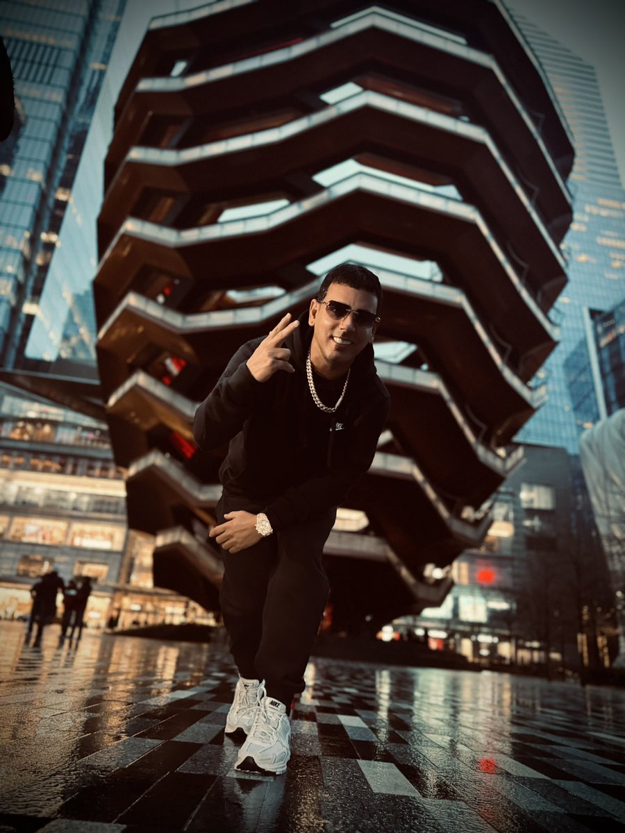 “Desde las alturas, pero con los pies en la tierra. 🚀🏙️ #NYC #Vibes”