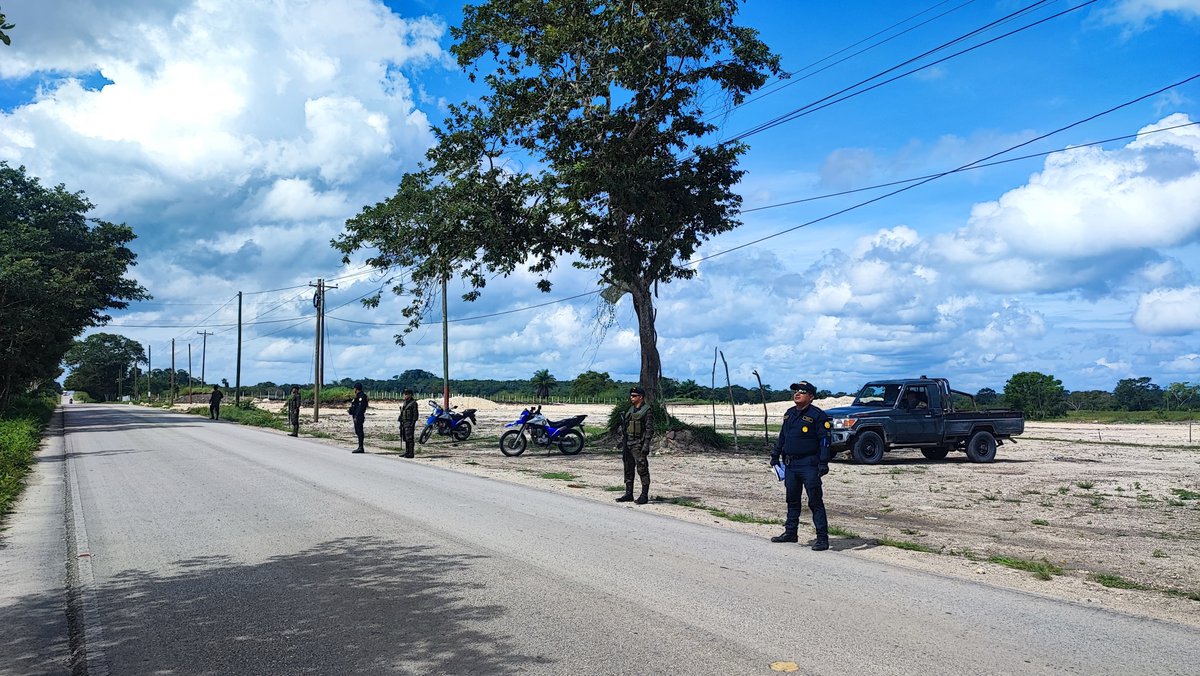 PNCdeGuatemala's tweet photo. En San Benito y Santa Elena, Petén, policías de comisaría, #DIFEP, #DISETUR, con el apoyo de elementos del Ejército de Guatemala realizan patrullajes en diferentes actividades y operativos combinados esto para mantener la seguridad https://t.co/5ibz4uqXRz