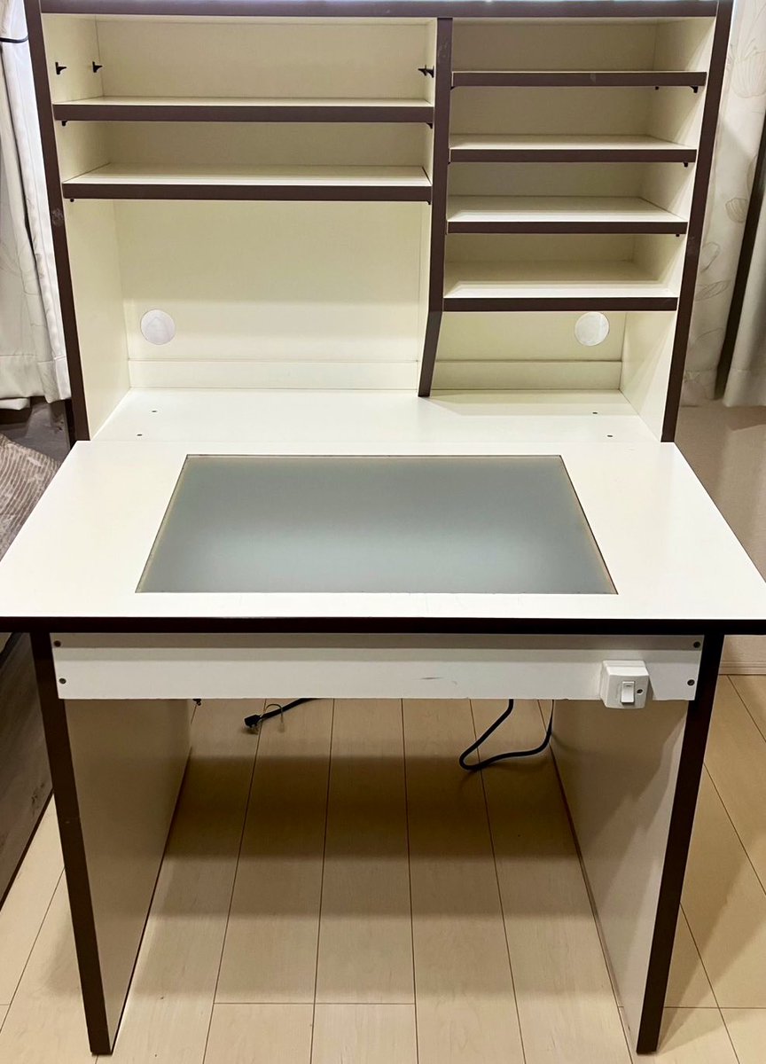 使わなくなった動画机をメリカリに出品したので欲しい人いたらよろしくお願いします(´ω｀)ドナドナ〜