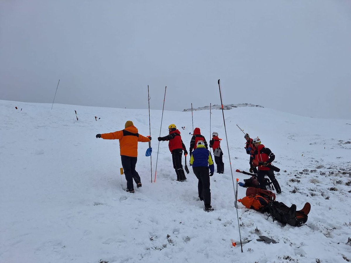 AberdeenMRT's tweet image. Team members were training today, keeping winter skills sharp and working on avalanche response. #training #smr #volunteers #cairngorms
