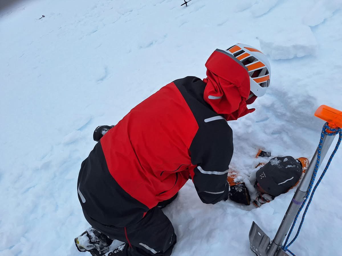 AberdeenMRT's tweet image. Team members were training today, keeping winter skills sharp and working on avalanche response. #training #smr #volunteers #cairngorms