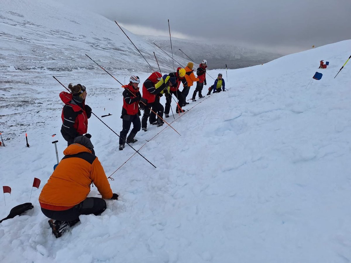AberdeenMRT's tweet image. Team members were training today, keeping winter skills sharp and working on avalanche response. #training #smr #volunteers #cairngorms