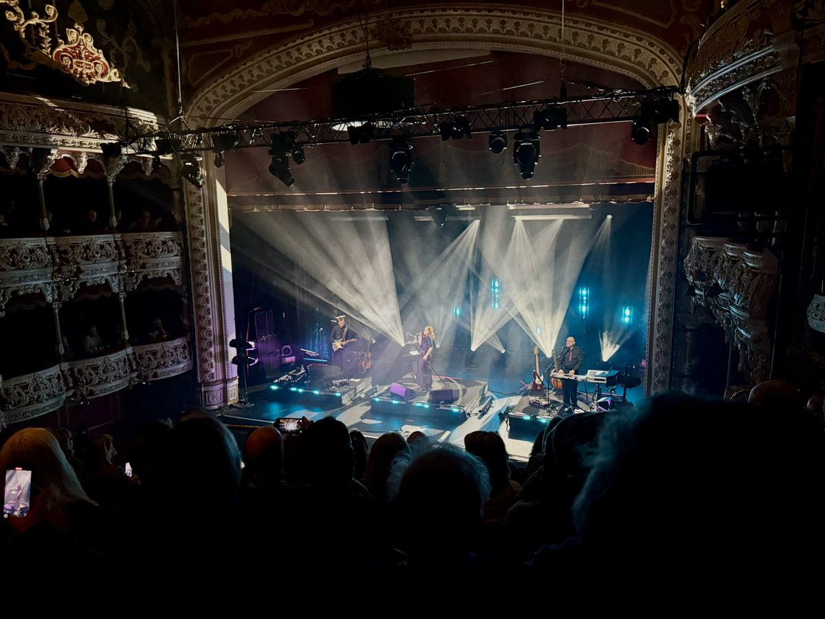brendandonlon's tweet image. A fab first night for @AlisonMoyet in @3olympiatheatre - great to hear so much of #Key in the chunky set list, and plenty of hits to keep everyone happy!