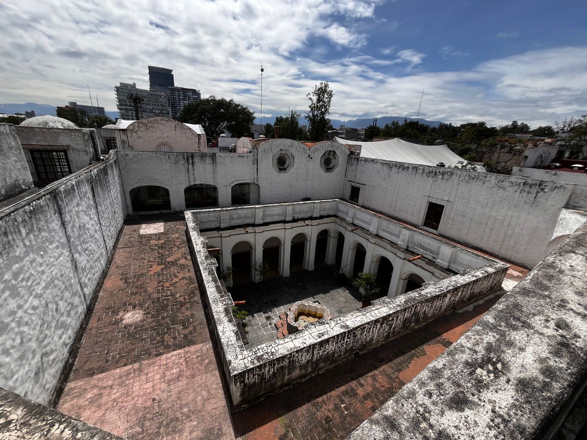 Excelente inicio de semana.
Como señal de austeridad, el Antiguo Colegio de San Ángel, hoy Museo de El Carmen, únicamente cuenta con claustro bajo, por lo que la planta alta se mantiene al descubierto. Siendo esto un elemento característico del estilo carmelita.
#MuseosINAH