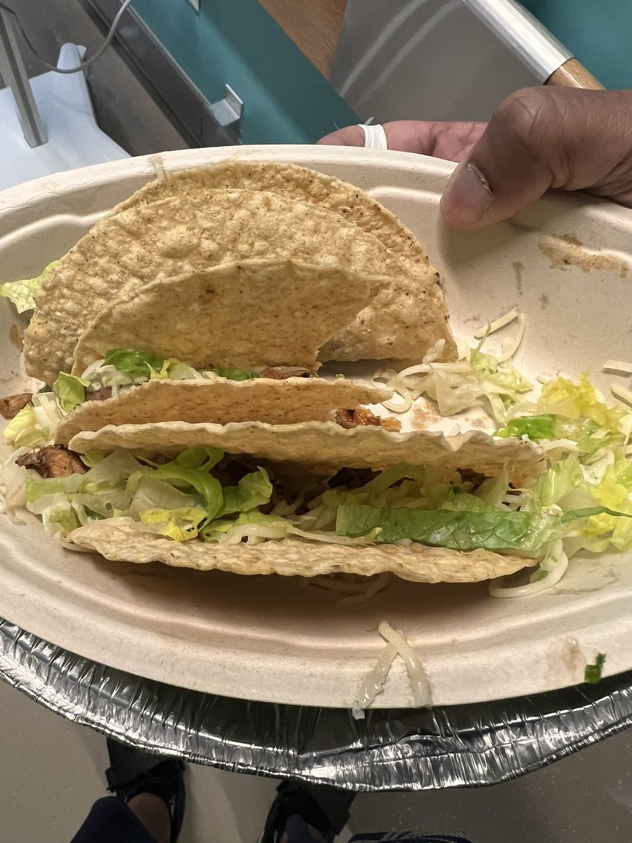 K1ngDTG's tweet photo. COUNT YOUR DAYS @ChipotleTweets 
They gave me double negative chicken, barely any lettuce or cheese. 😠

Y’all basically just gave me the shells. https://t.co/4GRiXVDEYD