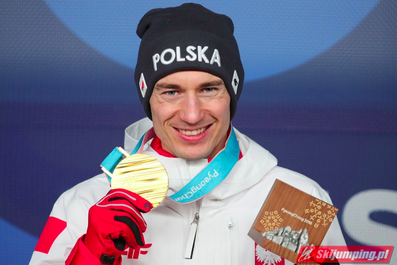Skijumpingpl's tweet photo. Dokładnie 7 lat temu w Pjongczangu Kamil Stoch wywalczył swój trzeci tytuł mistrza olimpijskiego #skijumpingfamily https://t.co/m8Kp9046uw