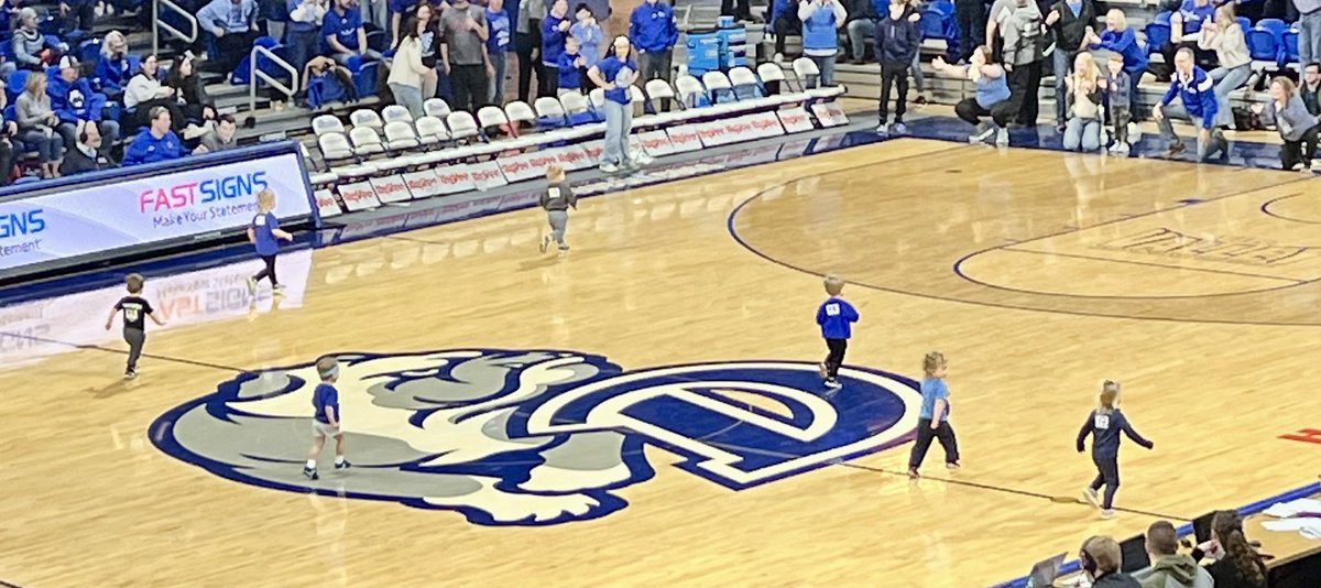 BWOdsm's tweet image. @Sean23Roberts  had us all enjoying the #HalfTimeShow  at @DrakeBulldogsMB  #excitinggame #DSMHometownTeam