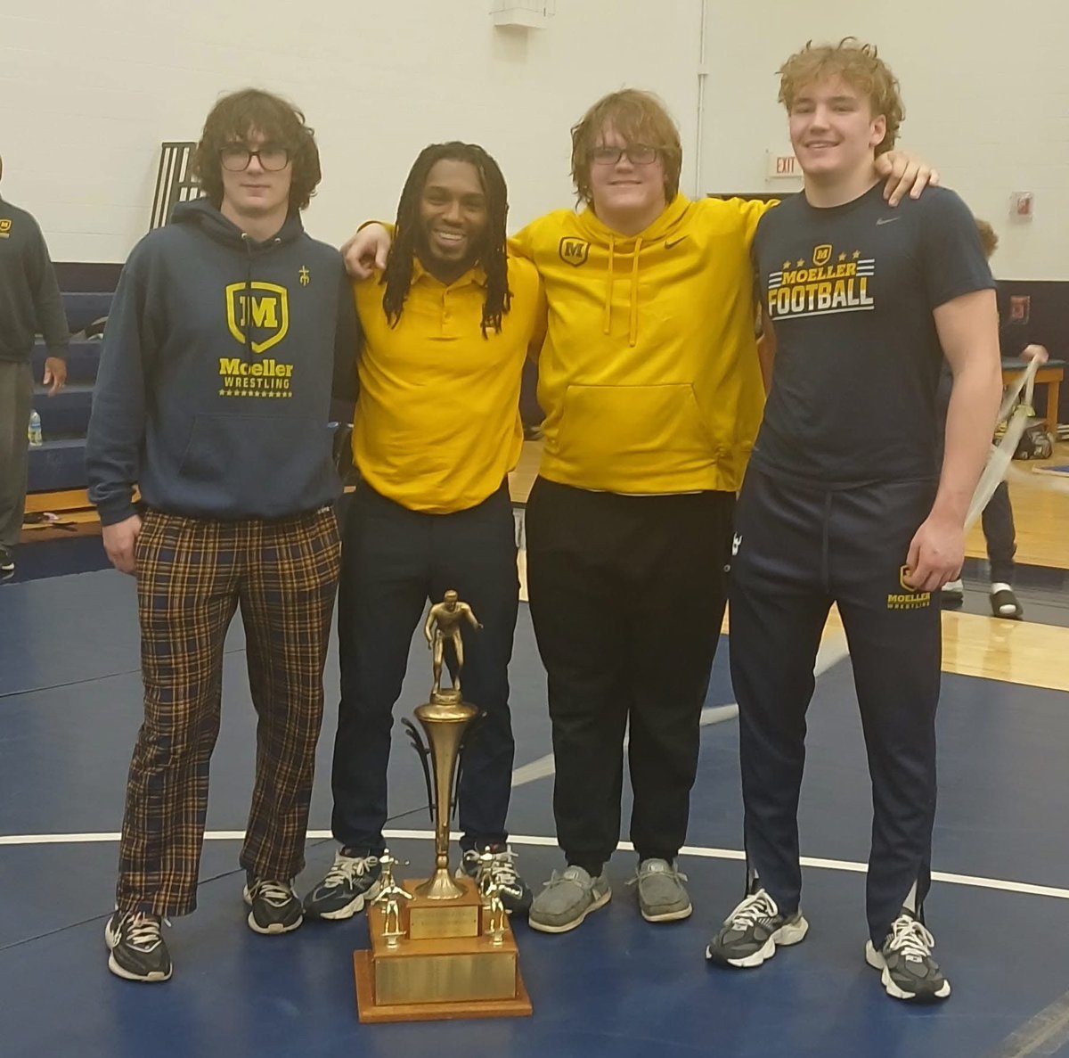 Seniors with Coach Lindsey and the GCL South Championship trophy! 🔥

Londen Murphy - 4x GCL South Champ
Lucas Stuerenberg - 3x GCL South Champ
Will Adkins - 4x GCL South Champ

#GoBigMoe #ThankYouSeniors #GCLCHAMPS