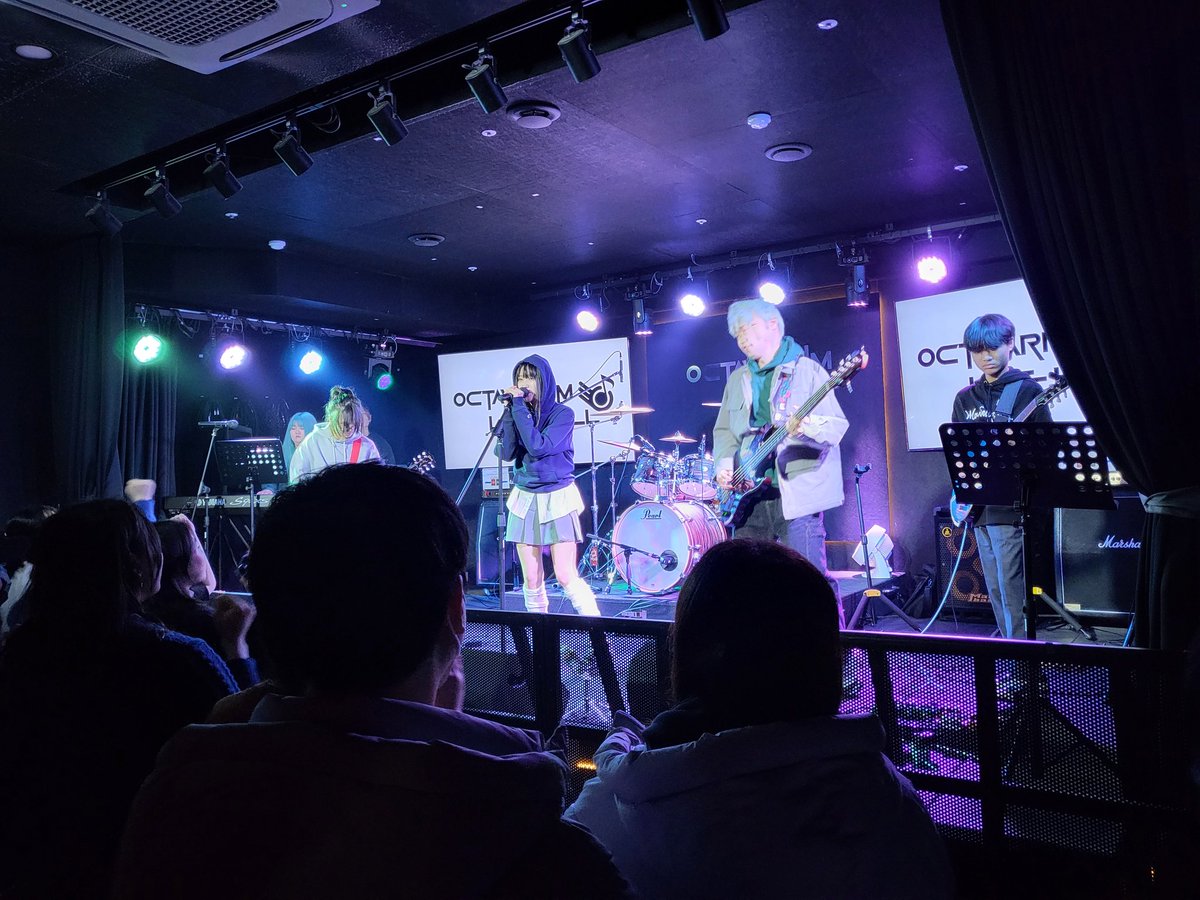 #오밴안_후기
#오늘본_밴드는_리앤스_코메트_제육볶음_일몽
저녁 안먹었는데 공연내내 배가 부를 수 있나...? 이게 되네?
각각 고유의 맛이 귀를 가득 채우니 박자를 안 탈수가 없더라구요.
강렬한 후추향의 리조또앤스파게티
추억의 솜사탕 맛의 코메트
육즙 가득한 제육볶음
청량한 탄산맛 일몽까지