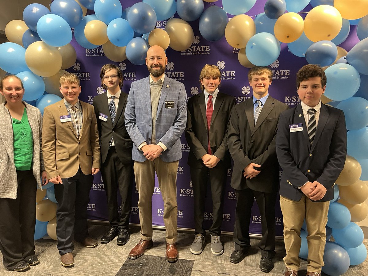 TitusforKansas's tweet photo. Enjoyed a great dinner with these young men participating in 4-H Citizenship in Action as they learn about the legislative process. #ksleg https://t.co/NIOT2pwLKz