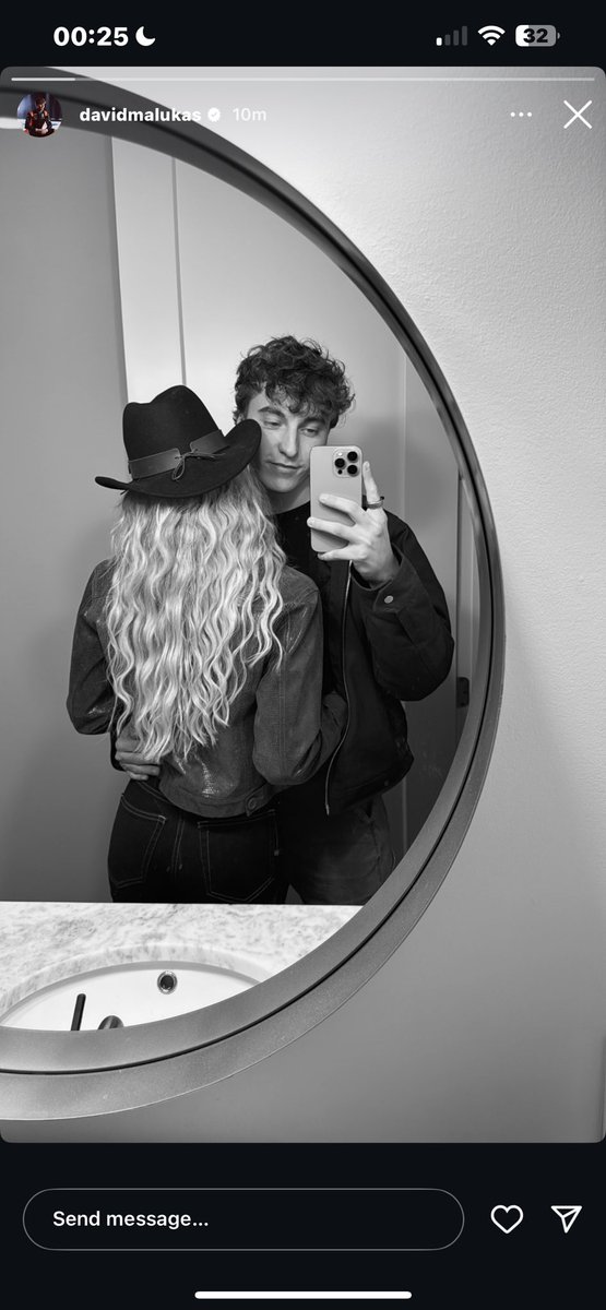 knowsdeathwell's tweet photo. i didn’t know he had game 😟 https://t.co/g8871hF3fy