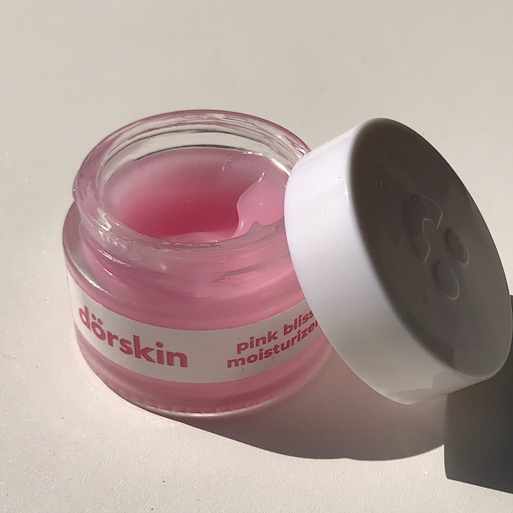 mizwarx's tweet image. HEMAT PANGKAL CERAH 

Cukup pakai moisturizer ini udah bisa melembabin kulit + mencerahkan wajah 🥹

BARU BANGUN WAJAHKU GLOWING