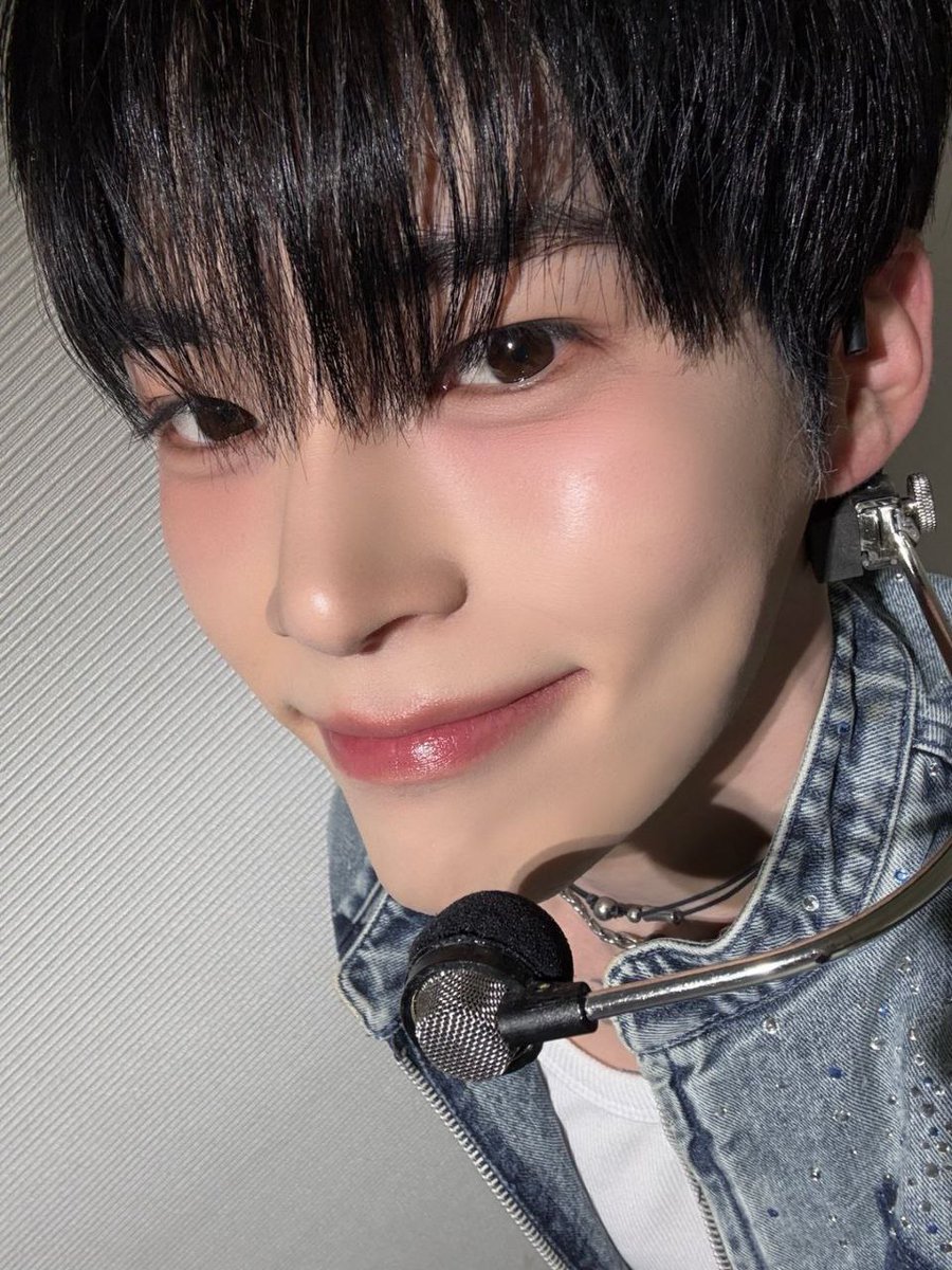 H136B's tweet image. 볼에 보조개가 생긴 줄 알았어요 ☺️