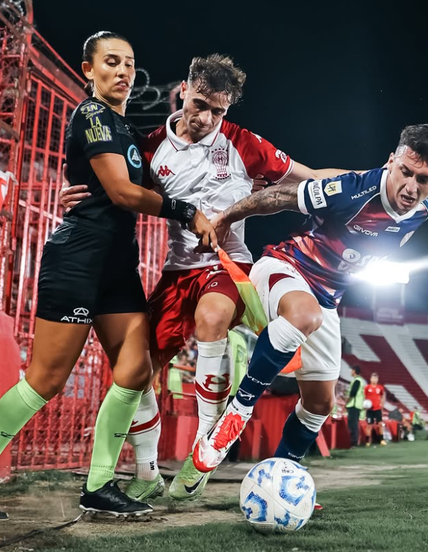 +Tengo que agarrarla o se me va a ir 
- Si eso, muy bien Walter, recuperá esa pelota 
+¿Quién habló de la pelota?