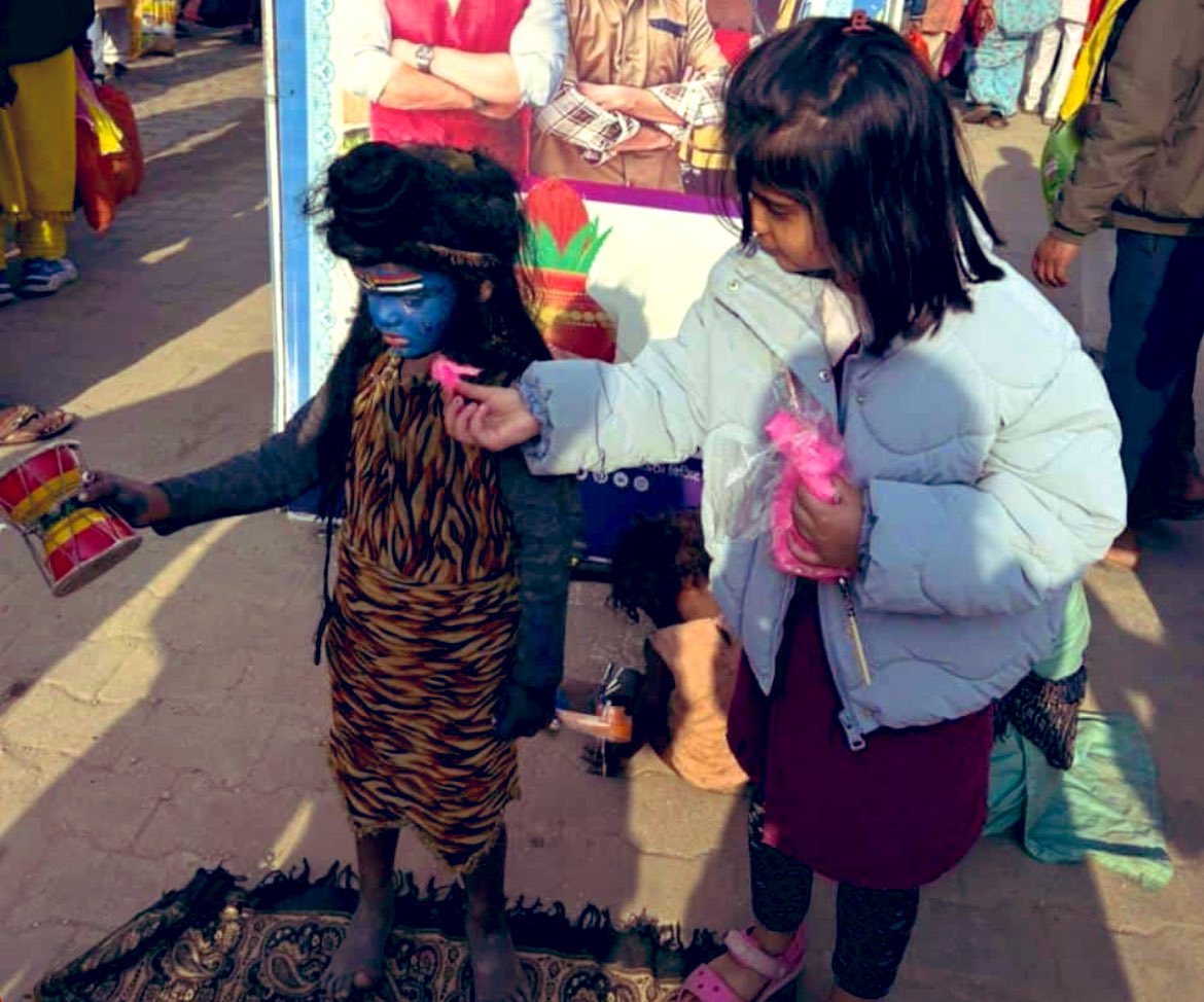 एक तस्वीर मासूमियत की #KumbhMela2025