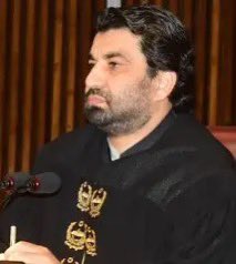 jawadahmadone's tweet photo. ضروری اعلان!

تحریک انصاف (PTI) کے جو بھی منافق، بدتہذیب، جھوٹے، منافق، کرپٹ اور مکار، مرد یا عورت لیڈر، عمران فراڈیے کے چیلے، 

میرے جیسے سچے، ایماندار، قناعت پسند، عزت دار، خوددار، محب الوطن، انسانیت دوست اور پاکستان میں 78 سال میں پہلی دفعہ عام لوگوں کی پارٹی بنانے والے اور اپنے بل بوتے پر پورے پاکستان میں معروف شخص پر یا میرے گھر والوں اور پیاروں پر، 

بہتان باندھیں گے، جھوٹا الزام لگائیں گے یا گالم گلوچ، فحاشی اور بیہودگی کریں گے، 

تو قاسم سوری, @QasimKhanSuri عائشہ بھٹہ، @ayeshabhutta01 عامر مغل @aamirmughalpti 
وغیرہ 

کی طرح انکی دھلائی، بغیر گالم گلوچ اور بیہودگی کیے، نہایت سخت الفاظ میں کی جاۓ گی اور 

منافق مذہب فروش اور جنرل باجوہ کے نمک حرام بوٹ پالشیے عمران کے ان موقع پرست خوشامدیوں کی میرے سامنے دو ٹکےکی اوقات انہیں یاد دلائی اور عوام کو دکھائی جاۓ گی۔

اگر اپنی چھوٹی سی بیٹی ٹیریان کو چھوڑ کے بھاگنے والے اور اب مدینہ کی ریاست کے نعرے مارنے والے بے غیرت باپ عمران بہروپیے ارب پتی @ImranKhanPTI کے رضوان @rizwanghilzai ، احمد @ahmadwaraichh وغیرہ جیسے جاہل اور بدلحاظ نامعلوم مڈل کلاس سپورٹر صحافی ان لیڈروں یا عمران کا دفاع بدتمیزی یا گالم گلوچ کر کے کریں گے تو انہیں بھی ان کی اصل اوقات یاد دلائی جاۓ گی۔ 

یہ میرا ذاتی نہیں، سیاسی فیصلہ ہے کیونکہ ان گھٹیا کم ظرفوں کو ایسی فضول اور جھوٹی بکواس کر کے، اس وقت پاکستان کے لیے سب سے زیادہ ضروری چیز، یعنی میری اور برابری پارٹی کی عوامی سیاست، کو نقصان پہنچانے نہیں دیا جاۓ گا۔ 

باقی کے PTI کے عام کارکن، ممبر اور سپورٹر جو مرضی غلیظ بکواس کرتے رہیں، انہیں انکی جہالت، ذہنی پسماندگی اور غلام طبیعت کی وجہ سے معاف کیا جاۓ گا اور انہیں کوئی جواب نہیں دیا جاۓ گا کیونکہ وہ بے شعور اس قابل ہی نہیں ہیں۔