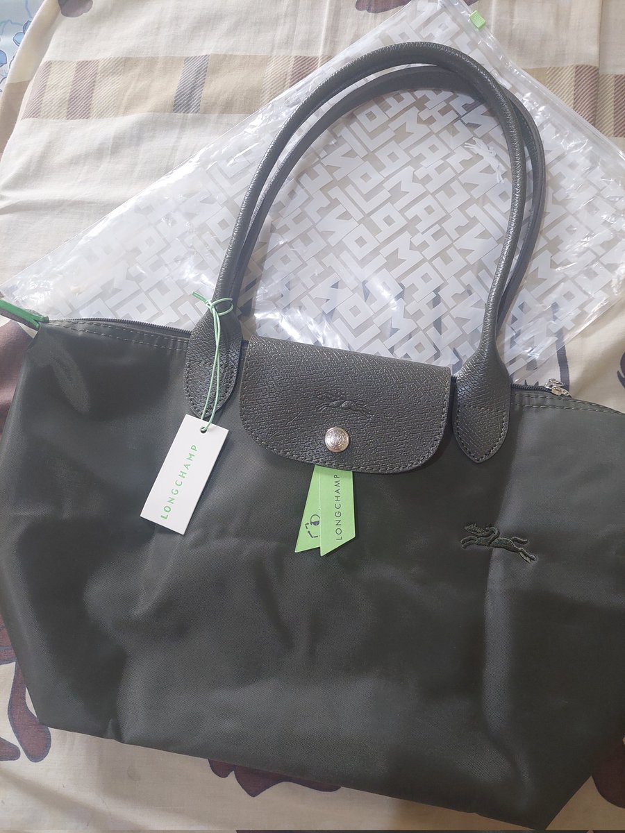 callmealplease's tweet photo. WTS! longchamp ori authentic green series long handle totebag, size medium - NEW yaa belum pernah aku pake. 

ini foto real pic aku, 2jt sajaa nett  (+free paper bag, polly bag, tag, care card) dm atau reply boleh banget yaa

#jualtas #zonauang #wts #wtslongchamp #wtblongchamp https://t.co/7RMG1oNpUS