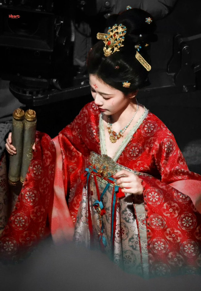 BaiLuIntrnlFans's tweet photo. 250217* Today's reuters revealed Li Peiyi wearing a red woman style ❤️‍🔥

#BaiLu is so gorgeous 😍

LI PEIYI 1️⃣

#ไป๋ลู่ #白鹿 #青雾风鸣 https://t.co/QcFHStIEWV