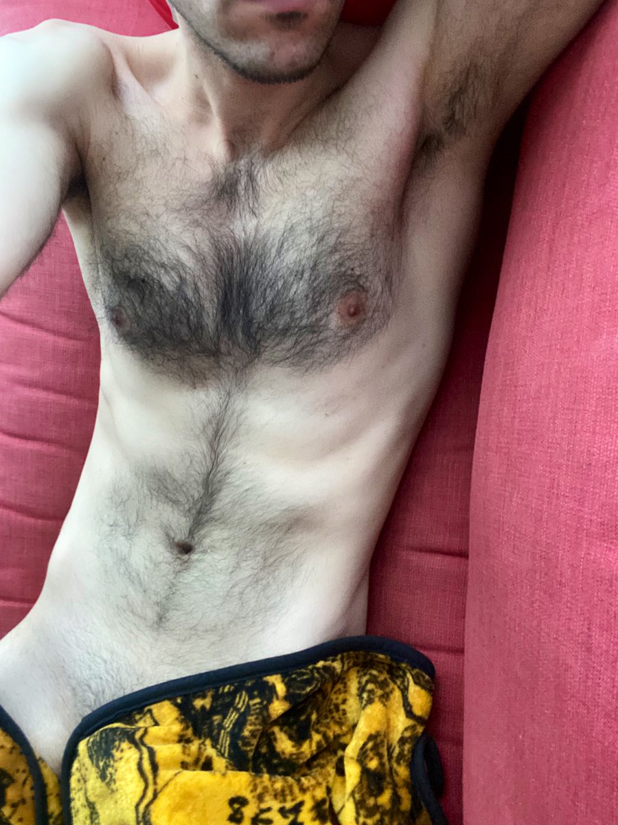 Posing with my yellow blanket. #gayhairy #gayotter #gaymontreal
