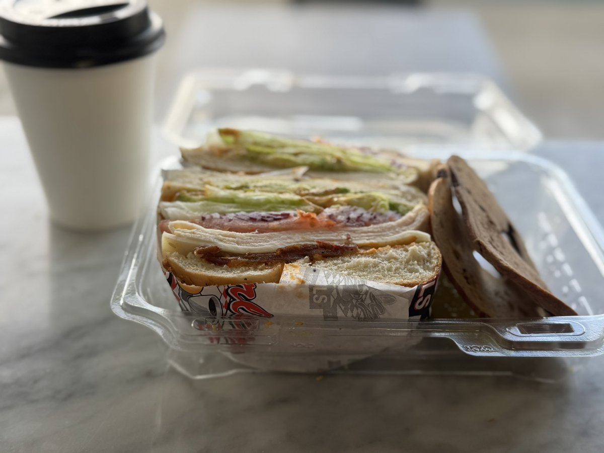rihobeer's tweet photo. 旅先で朝食にコーヒーとその土地で人気のベーグルを食べる趣味があるんですが、LAのベーグルもおいしかった https://t.co/MhC3tWQnXD